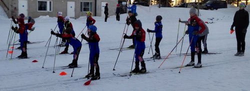 Lapsia Ristijärven Pyryn järjestämässä hiihtokoulussa.