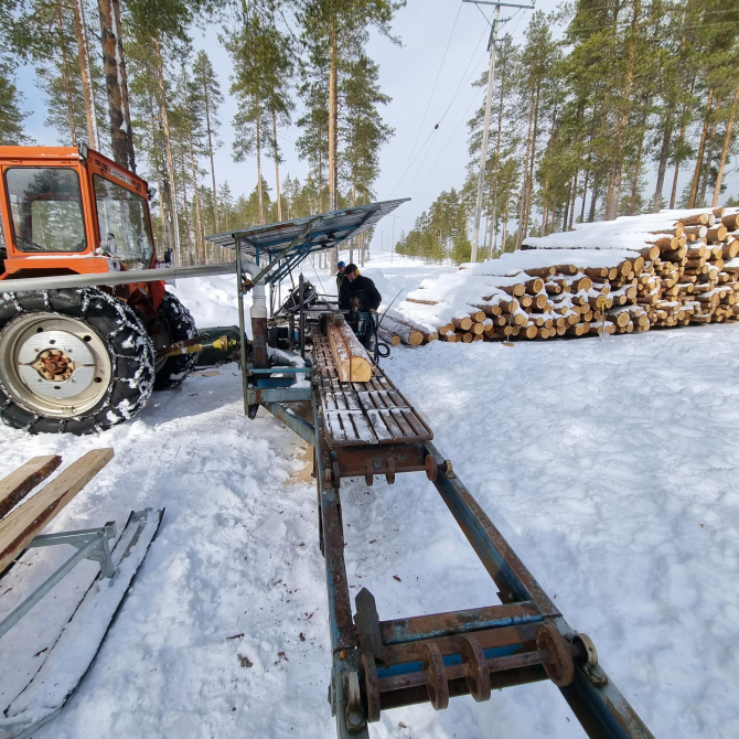 Laahtasen pitkospuita sahataan