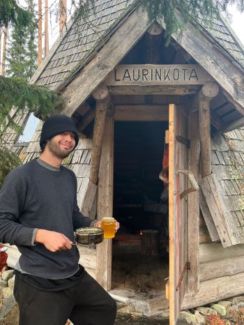 Leon kokkaamassa kodassa