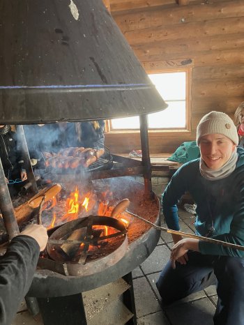 Makkaranpaistoa S2-oppilaiden retkellä Saukkovaaralla