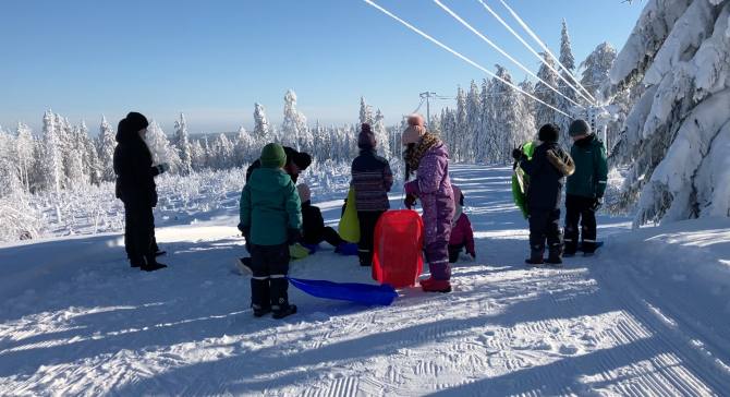 Pulkkailijat valmiina laskemaan