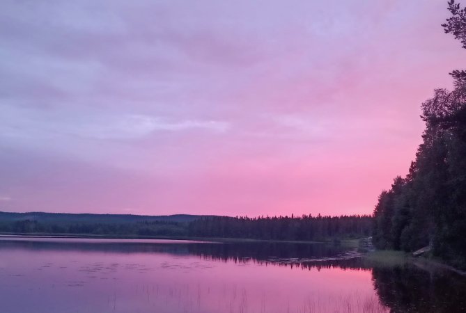 Kesäinen iltarusko Pyhännänkylällä. Kuva: Salla Heikkinen.