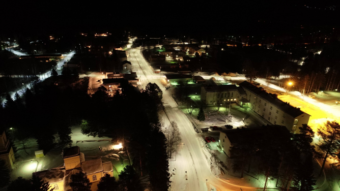 Ristijärven kirkonkylä yöllä. Drone-kuva: Eero Pyykkönen.