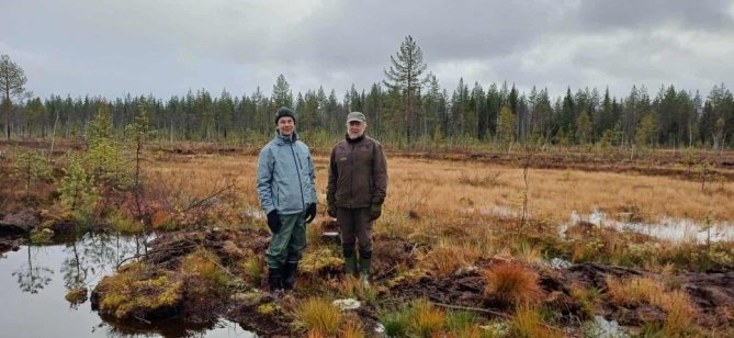 Olli Turunen ja Arto Tolonen katsomassa Liejusuon ennallistamisen tilannetta