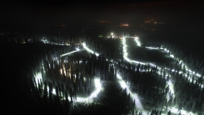 Ristijärven hiihtostadion yöllä. Drone-kuva: Eero Pyykkönen.