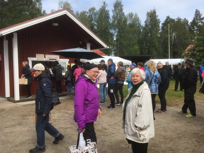 Näin jonotettiin ostamaan juustoleipiä Ristijärven Juustoleipämessuilla 2019.