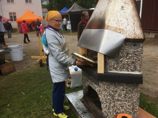 Ristijärven Juustoleipämessuilla 2019 paistettiin juustoleipiä näin.