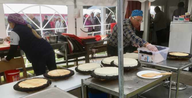 Juustoleipiä valmistellaan paistamista varten vuoden 2019 Juustoleipämessuilla Ristijärvellä.