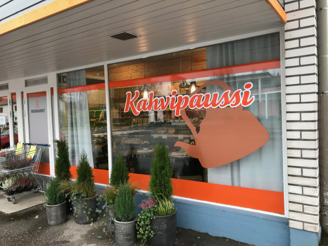 Monimarketissa voi piipahtaa kahvilla ja tapaamassa tuttavia kaupassa asioinnin yhteydessä.