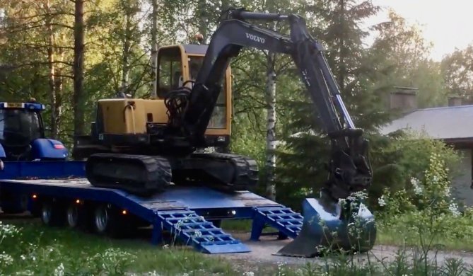 Kaivuria siirretään traktorin lavalta työpaikalleen.