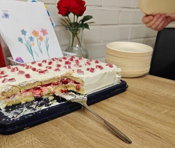 Mahtikakku Iloa Askeliin -yrityksen avoimien ovien päivänä Ämmäinviikolla