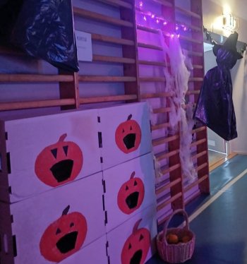 Halloween-juhlan koristelua Ämmäinviikolla