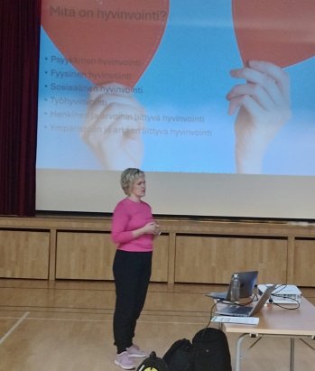 Mari Väisänen luennoimassa hyvinvoinnista
