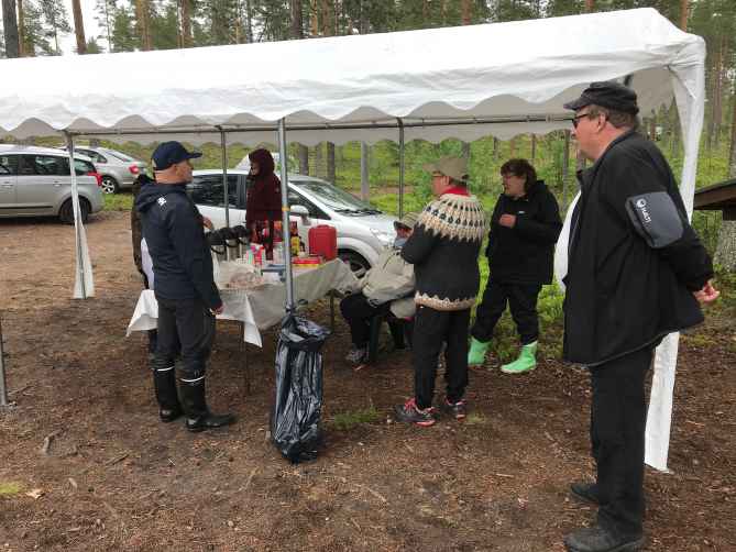 Laahtasen kahvitarjoilu oli järjestetty hienosti erikoisruokavaliot huomioiden