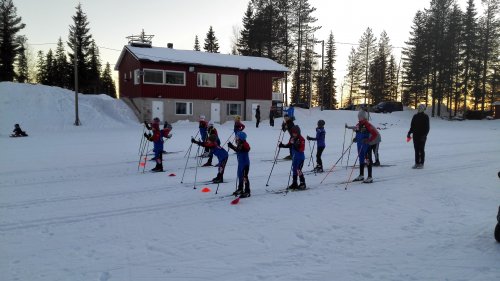 Ristijärven Pyry pitää ristijärveläislapsille hiihtokoulua.