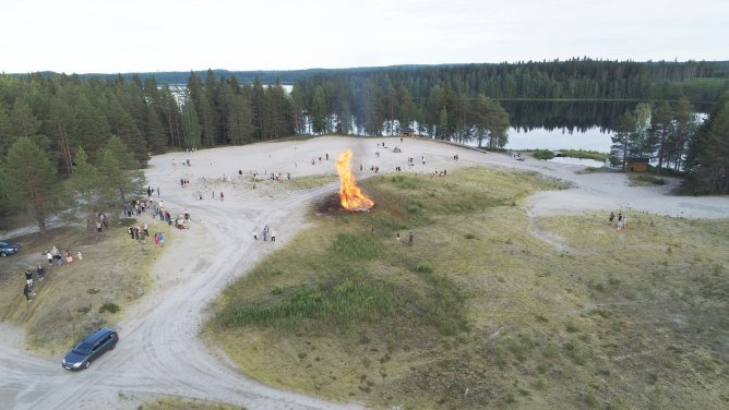 Juhannusaaton juhlijoita Hiisijärven hiekoilla. Drone-kuva: Eero Pyykkönen.