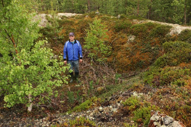 Eero Pyykkönen muinaisessa peuranpyyntikuopassa.