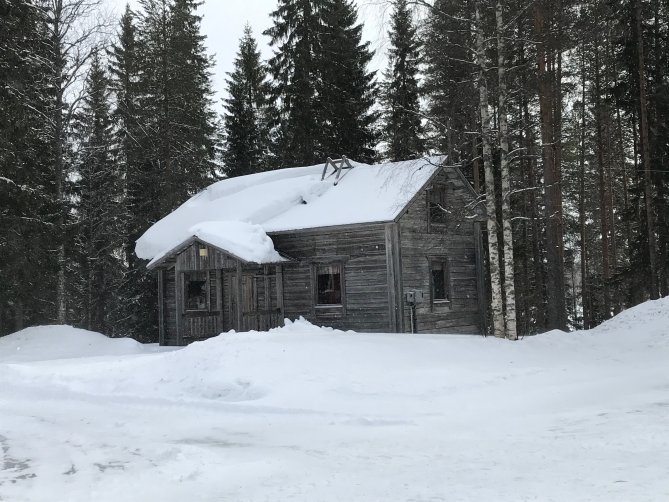 Metsästysmaja Hiisipirtin yhteydessä. Kuva: Amie Aalto.