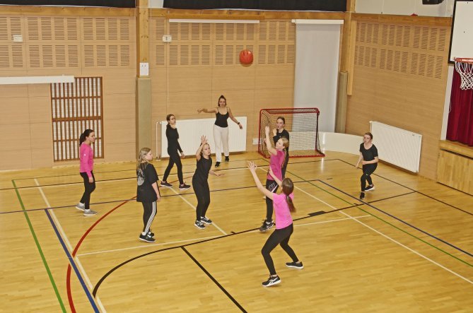 Keskuskoulun yläasteen tyttöjen liikuntatunti Virtaalan liikuntasalissa