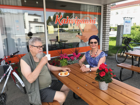Kahvipaussin ulkopöytiä ja asikkaita