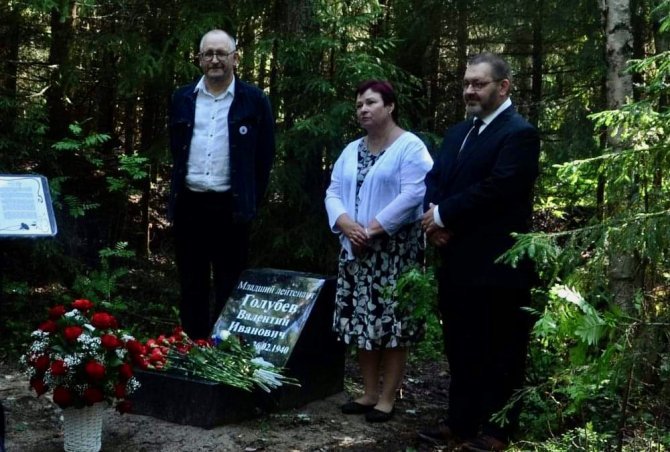 Ristijärveläissyntyinen Marja Salo, os. Pikkarainen otti tänään tämän kuvan. Paavo Romppaisen vierellä Vilho Konttisen tytär Tyyne Kemppainen, ja lentäjän henkilöllisyyttä omalla tahollaan selvittänyt Matti Salo.