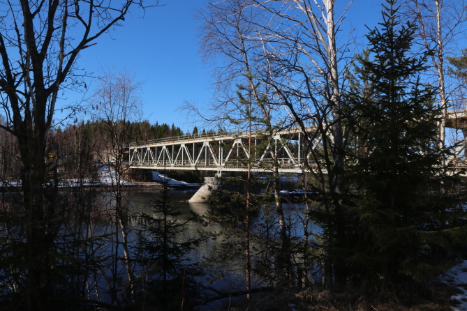 Jokikylässä oleva kaksikerroksinen silta