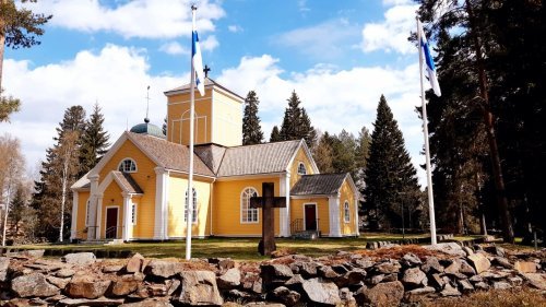 Kirkon on kuvannut Tuula Heikura kaatuneiden muistopäivänä 2011.