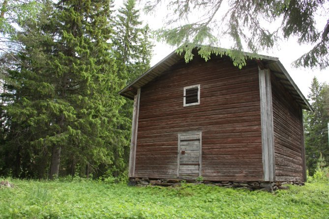 Ristijärvi-Seuran vaalima vanha viljamakasiini, joka sijaitsee kirkon vieressä.