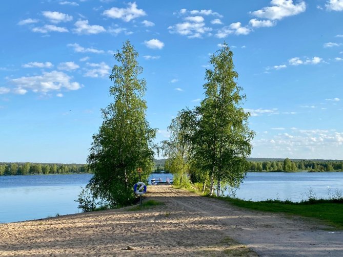 Hiekkarannalta laiturille ei ole pitkä matka.