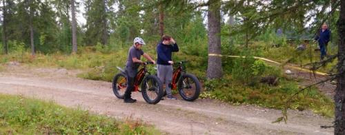 Ristijärveläisiä maastopyöräilijöitä