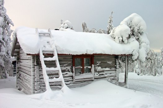 Tuulentupa on tarpeellinen pysähdyspaikka vaativan hiihtoreitin varrella.